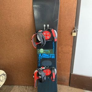 IKE NEW- FORUM JP WALKER SNOWBOARD SIZE 154cm WITH M/L FORUM BINDINGS